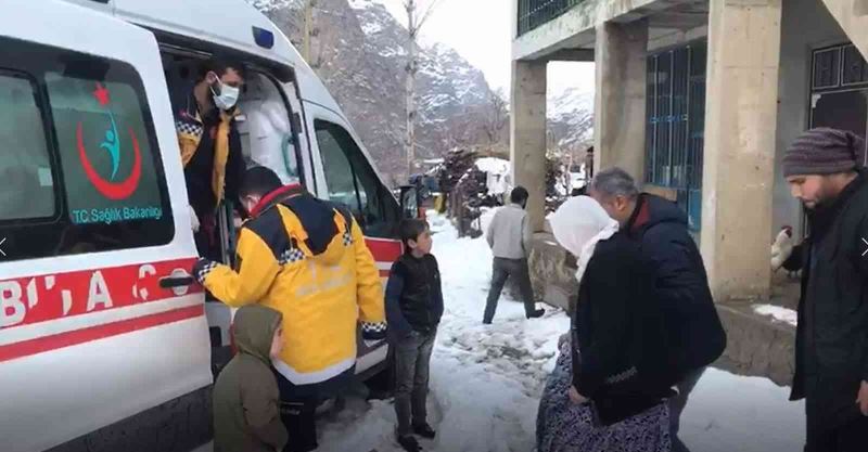 Siirt’te kar yolları kapattı, 3.5 saatlik çalışma sonrası hastalara ulaşıldı
