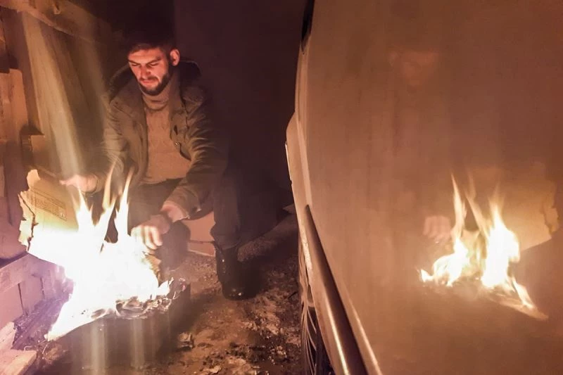 Dondurucu soğuklardan aracını korumak için tenekede ateş yakıyor
