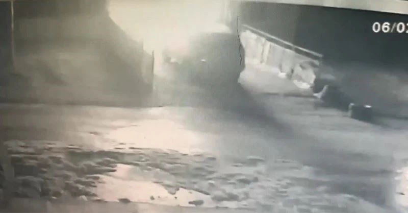 Tinerle soba yakmak isterken hem kendisini hem de arabayı yaktı
