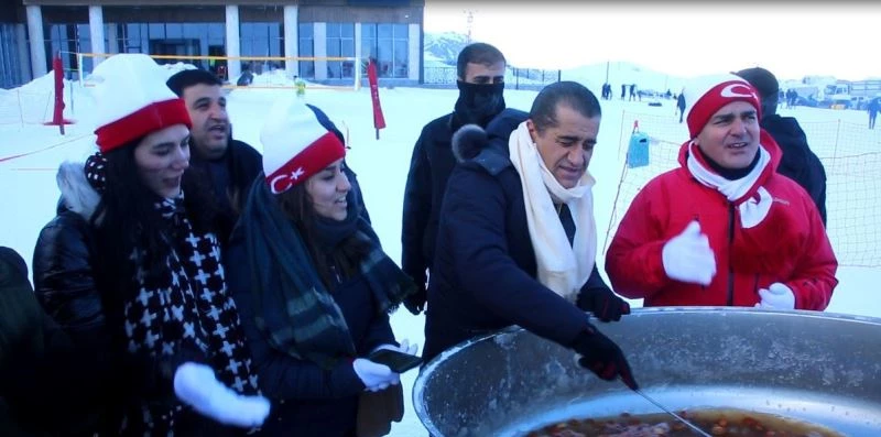 Türkücü Aydın Aydın, kar suyu ile enerji içeceğini tanıttı
