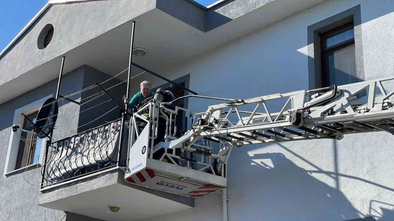 Lojman binasında yangın çıktı, ekipler vatandaşları kurtarmak için seferber oldu
