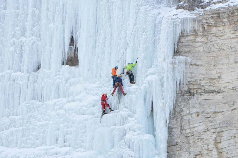 Buz tırmanışı nefes kesti, sporcular 300 metre yükseklikteki şelalelere tırmandı

