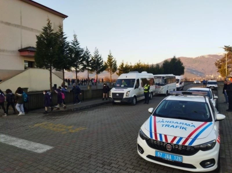 Jandarma okul çevreleri ve servis araçlarını denetledi
