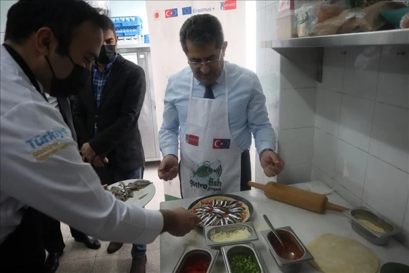 Rektör aşçı önlüğünü giydi, yosun unundan hamsili pizza yaptı
