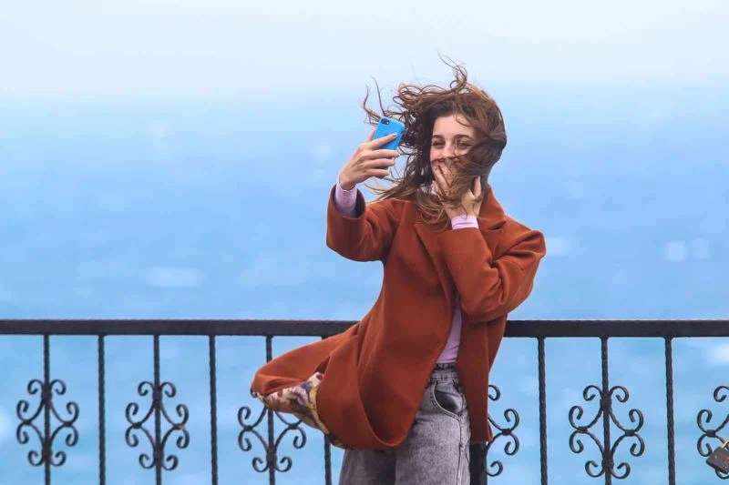 Konyaaltı sahilinde renk cümbüşü oluştu, görenler cep telefonlarına sarıldı
