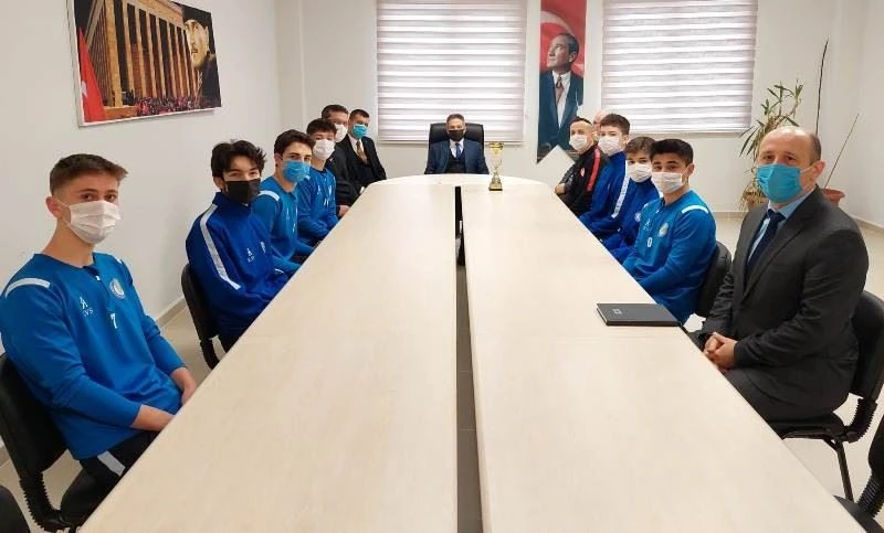 Şampiyon gençler başarılarını Kaymakam Taşçı ile paylaştı
