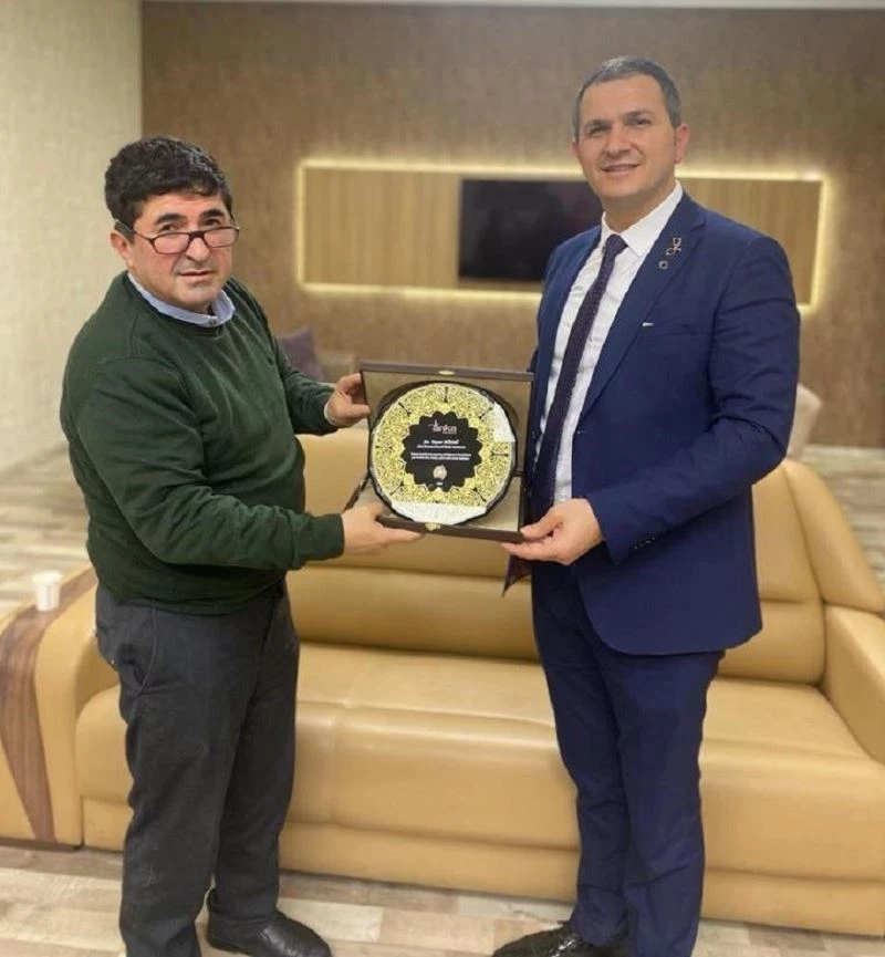 CAHİDE’den Yaşar Ağdağ’a teşekkür plaketi
