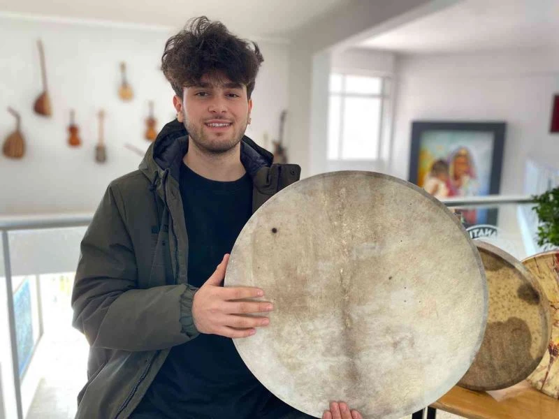 Diyarbakırlı lise öğrencisi istediği tonda saz bulamayınca hem ‘erbane’ üretiyor hem çalıyor
