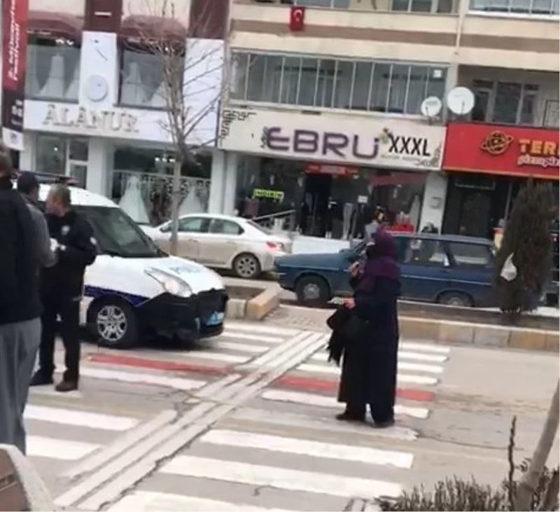 Valilik önünde boynuna bıçağı dayayan kadını polis ikna etti
