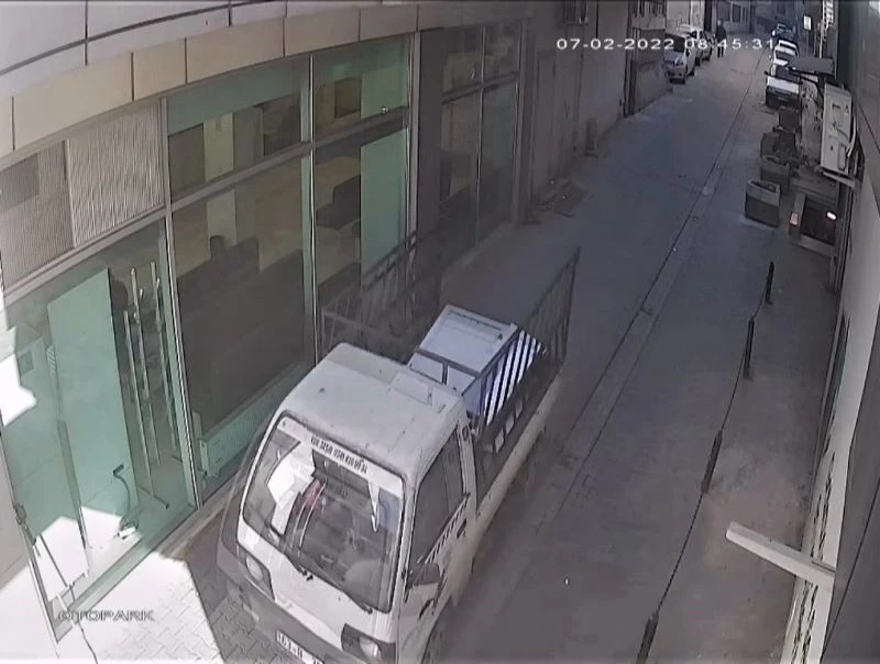 Şanlıurfa’da hırsız binanın kapı ve pencerelerini çaldı
