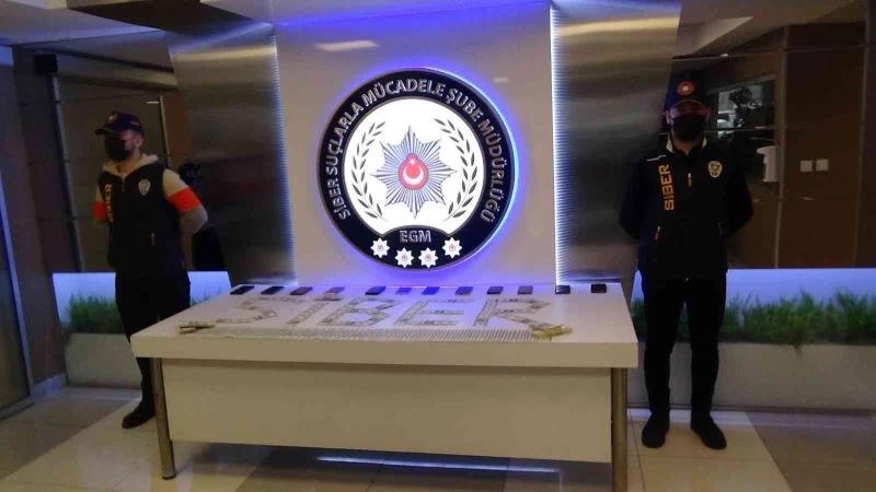 ATM’ye sahte dolar yatırıp gerçek para çeken şüphelilerden 2’si tutuklandı
