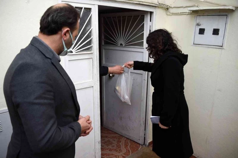 Tarsus Belediyesi, askıda et ve peyniri ihtiyaç sahiplerinin evine götürüyor
