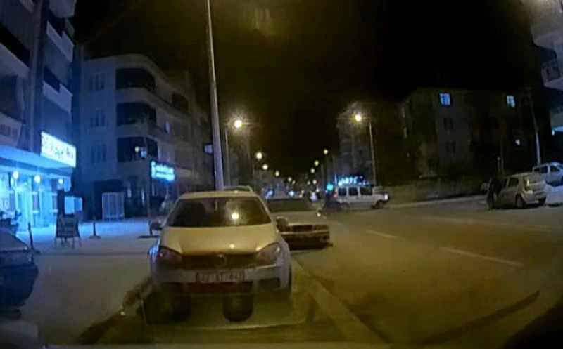 Motosikletin araca çarpma anı araç kamerasında
