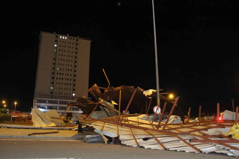 Karaman’da şiddetli rüzgar çatıları uçurdu, ağaçları kökünden söktü
