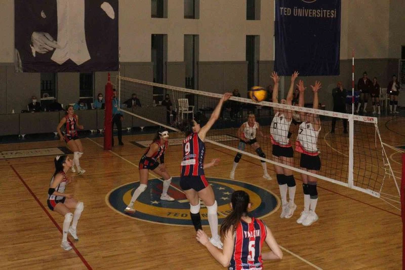 MSK kadın voleybol ve hentbol takımları, aldıkları galibiyetlerle yüzleri güldürdü

