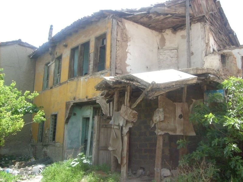 Suçlara ev sahipliği yapan metruk binalar yıkılıyor
