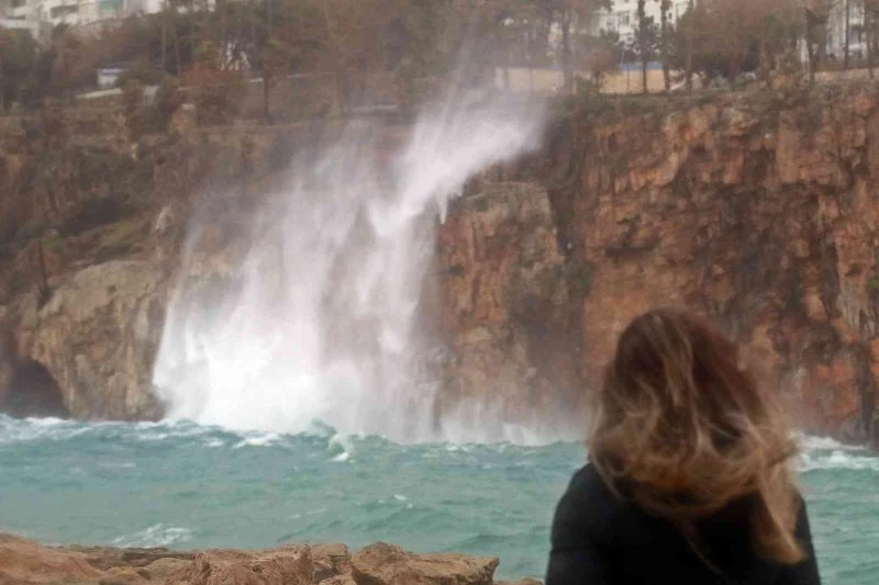 Şiddetli fırtına otel çatısındaki tente ve malzemeleri savurdu
