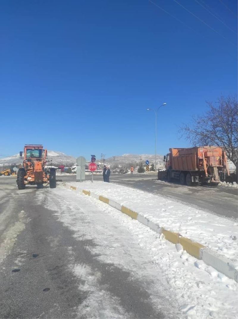 Karayolları ekipleri şehir bağlantı yollarında kar temizliğine devam ediyor
