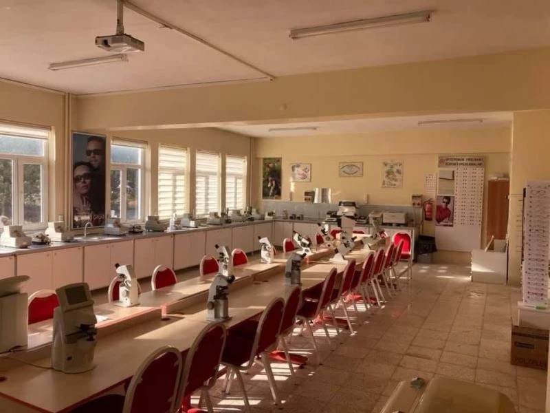 Mezun oldukları okulu laboratuvarına bağışta bulundular
