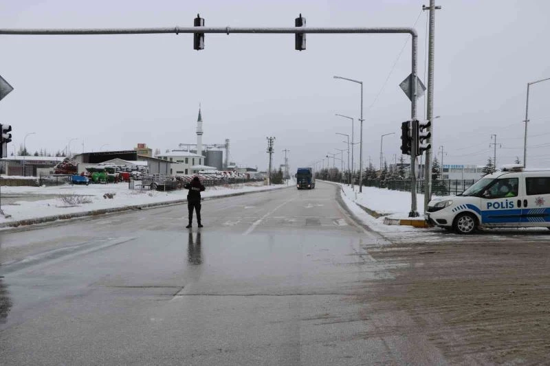 Afyonkarahisar-Antalya karayolu tır ve ağır tonajlı araçların geçişine kapatıldı
