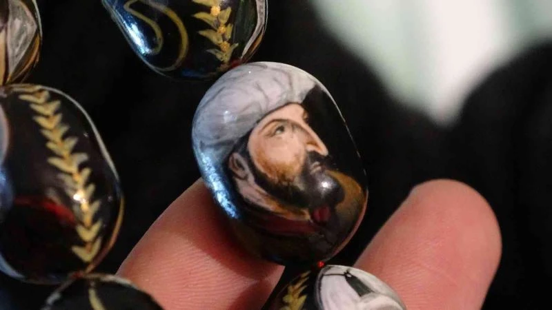 Bu tespihin yapımı 3 ay, maliyeti 60 bin lira: Üzerinde ise Osmanlı padişahları tuğralarıyla yer alıyor
