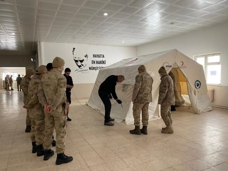 Jandarma personeline çadır kurma eğitimi verildi
