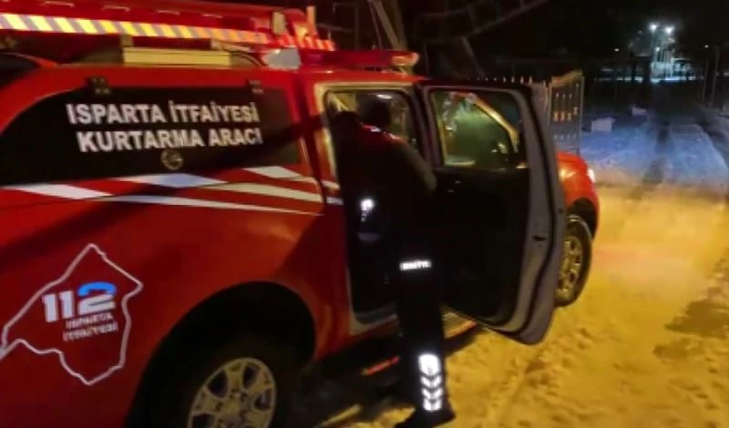 Isparta’da demir parmaklıklara sıkışan köpeği itfaiye kurtardı
