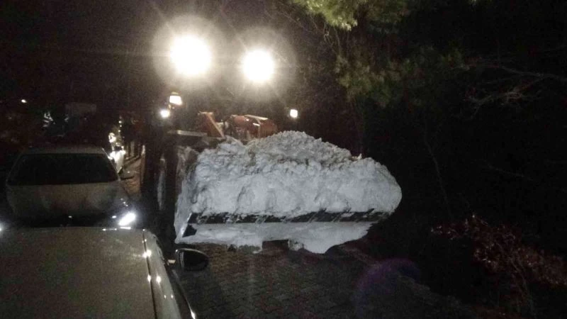 Karda mahsur kalan 17 askeri personel ve 4 belediye işçisine ulaşmak için ekipler son 500 metreye ulaştı
