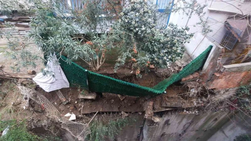 Şişli’de bir binanın bahçesi duvarla birlikte çöktü
