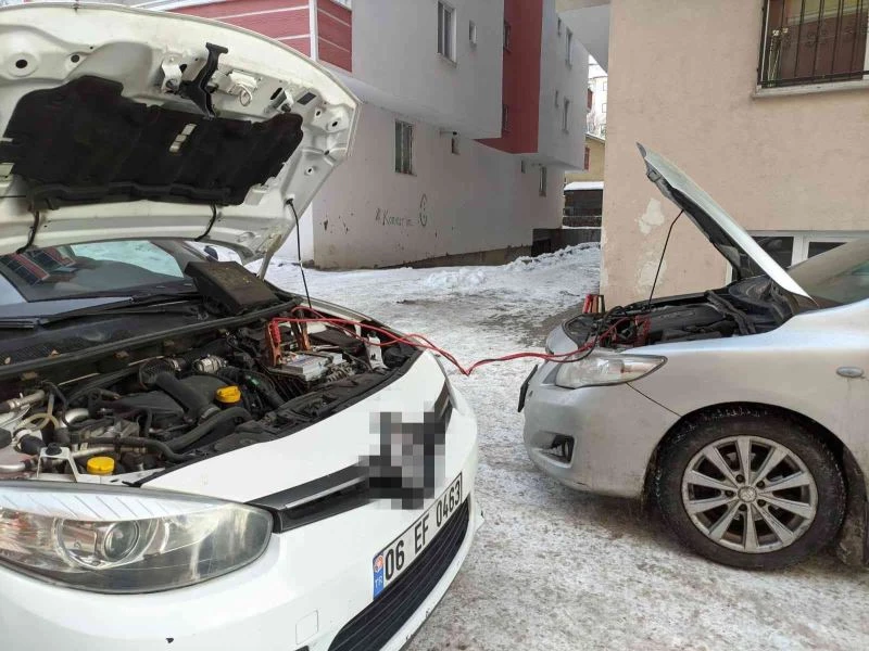 Göle eksi 26 ile buz tuttu, araçlar çalışmadı
