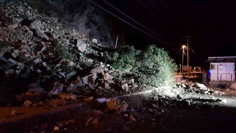 Çınarcık-Armutlu karayolunda heyelan
