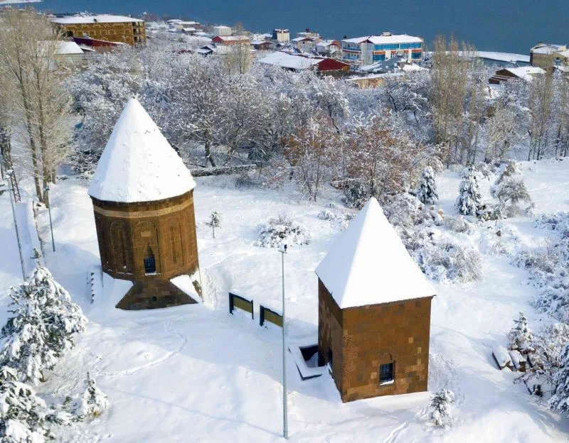 Kubbeleri beyaza bürünen Ahlat kümbetlerinden masalsı görüntüler
