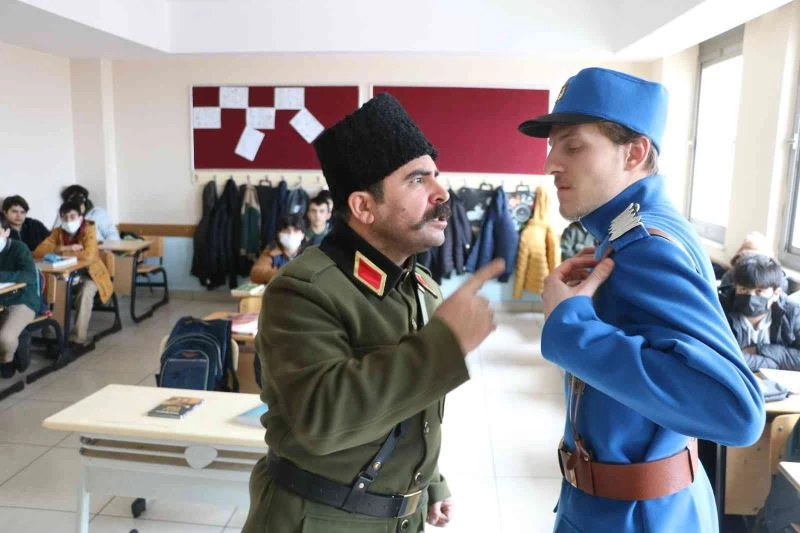 Çat kapı sınıflara giren tiyatrocular kurtuluş mücadelesini anlattı
