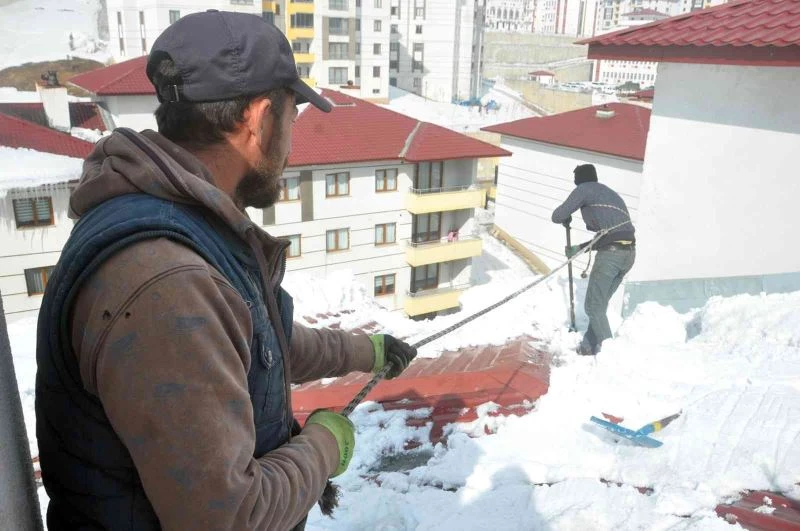 Ekmekleri ipin ucunda
