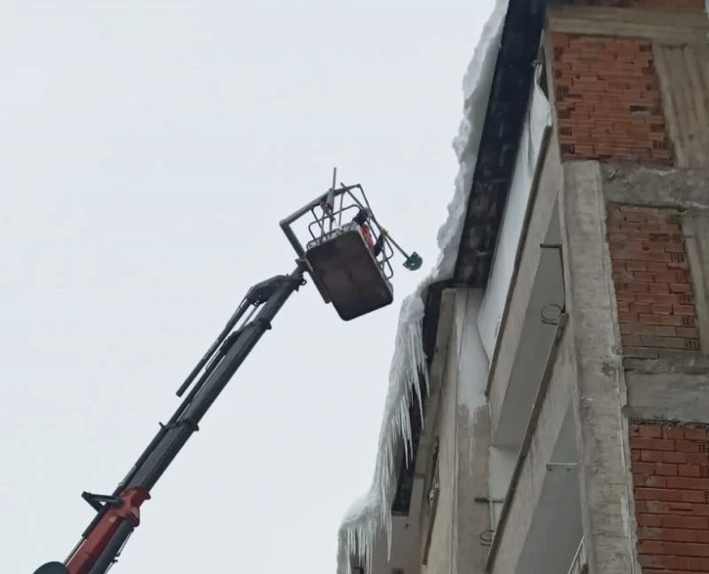 Bingöl’de buz sarkıtları temizleniyor
