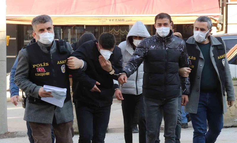 Büfeden 120 bin liralık ürün çalan şahıslar yakalandı
