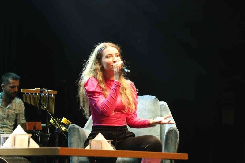 Irmak Arıcı Esenler’de sevenleriyle buluştu
