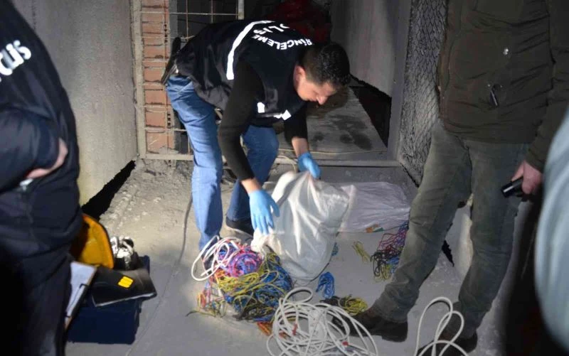 Kablo hırsızı kaçamadan yakalandı
