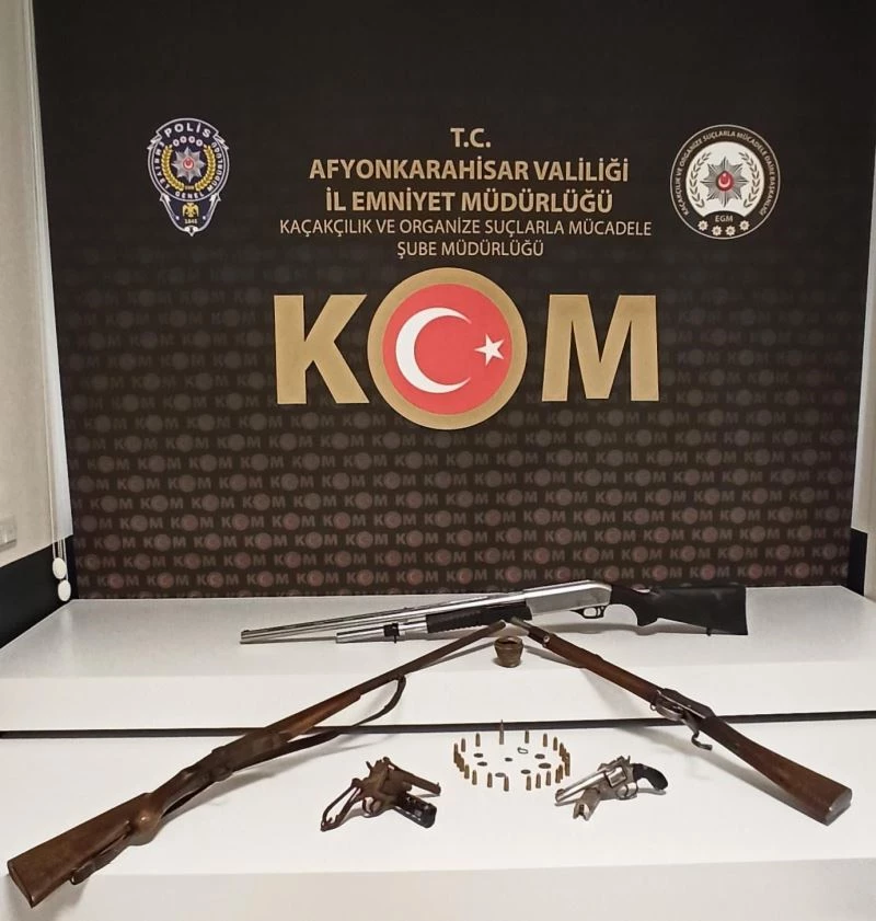 Silah kaçakçılığı yaptığı iddia edilen şahıs tarihi eserlerle yakalandı
