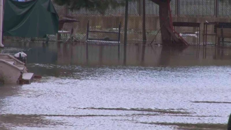 Küçükçekmece’de lisenin bodrum katı ile bahçesini su bastı
