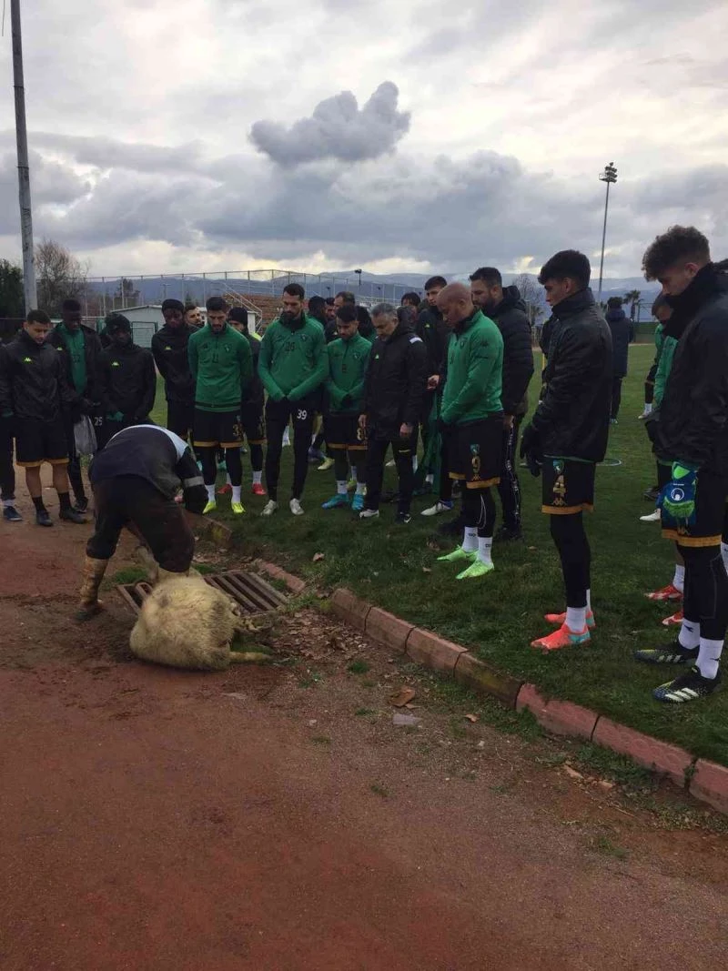 Kocaelispor’da antrenman öncesi adak adandı

