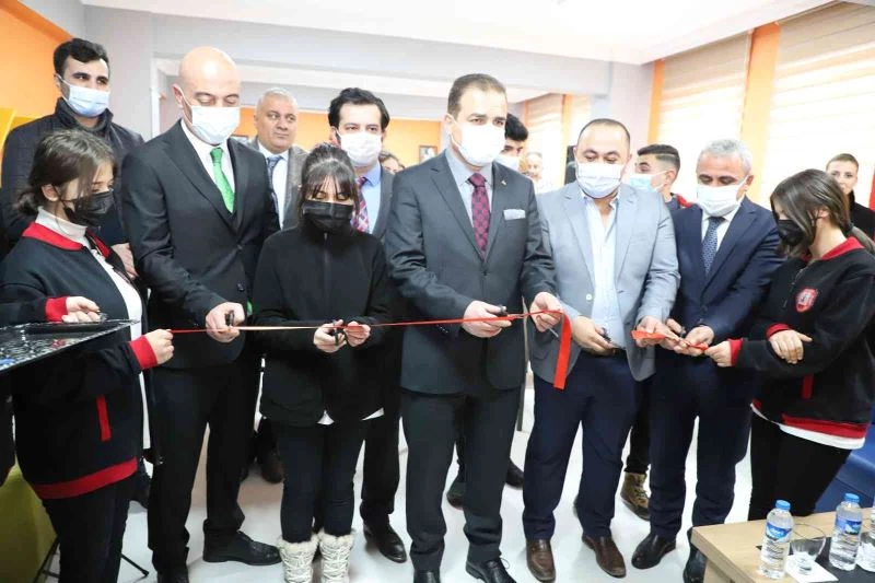 Vali Akbıyık ‘Gençlik ve Gelecek’ temalı söyleşiye katıldı
