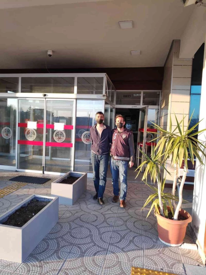 İzmir’de uyuşturucu partisine baskın
