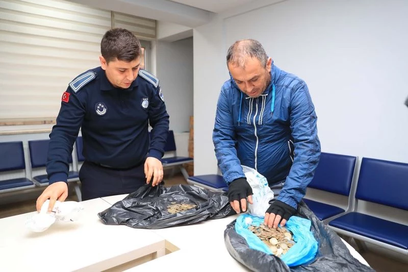 Pazarda unutulan 9 kilo parayı sahibine ulaştırdılar
