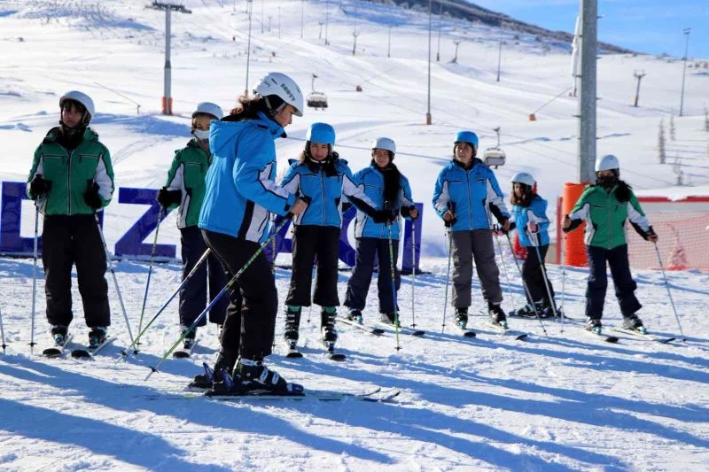 Vali, milyarlık tesisisin kapılarını köy çocuklarına ardına kadar açtı
