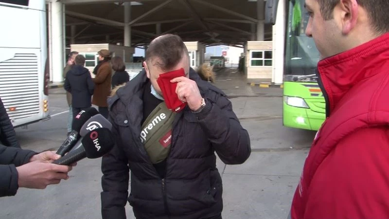 Ukrayna’dan getirdiği Türk bayrağını, sınırda öperek görevliye teslim etti
