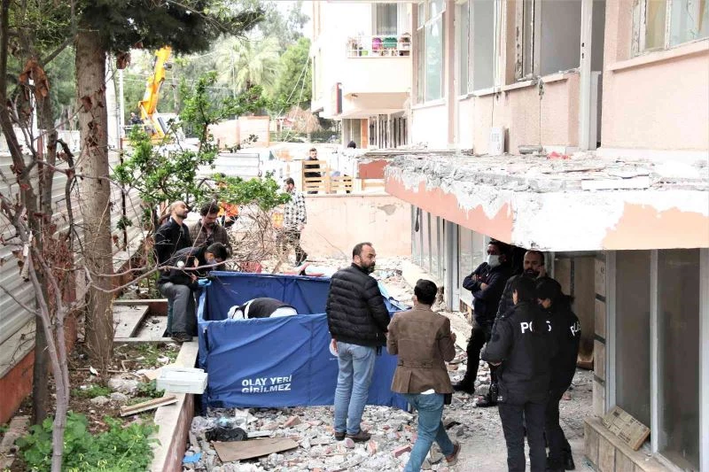 Ceset üzerindeki çalışmaları izlemek için ip gibi sıraya dizildiler
