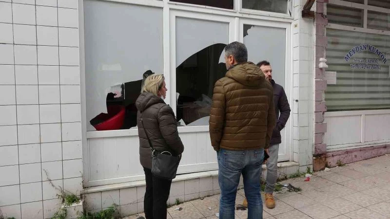 Deponun camını kırıp malzemeleri çaldılar
