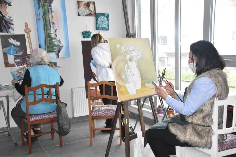 Sinoplu kadınlar yeteneklerini tuvale yansıtıyor
