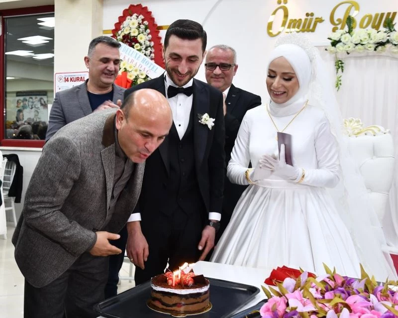 Nikâh masasında sürpriz doğum günü kutlaması
